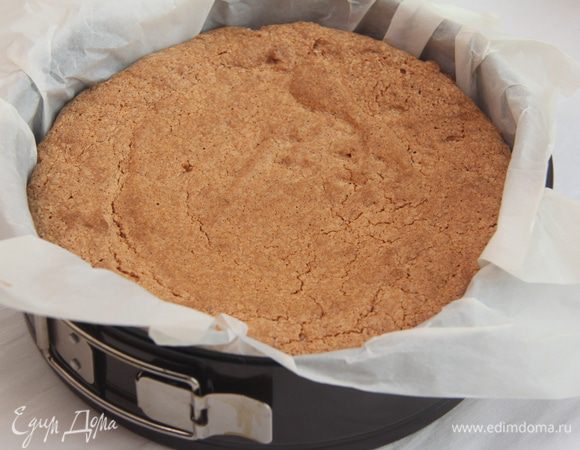 Выпекать при 160*С примерно 30 минут. После выпечки оставить в приоткрытой духовке, чтобы корж не просел. Разрезать бисквит лучше на следующий день.