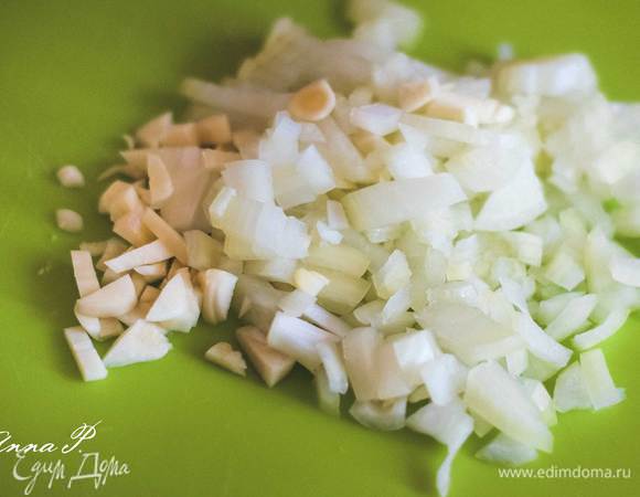 Готовим заготовки: нарезаем мелко лук+чеснок.