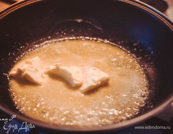 Готовим соус Бешамель:

Берем сотейник/либо сковороду разогреваем сливочное масло.