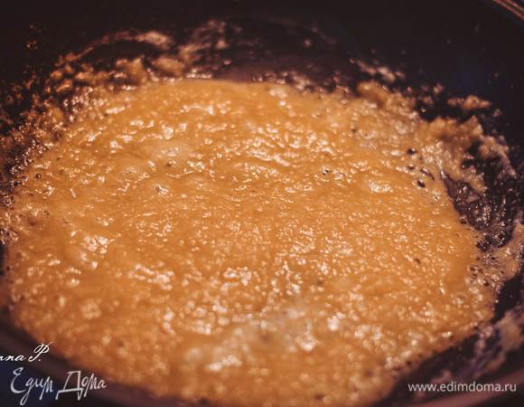 Добавляем муку и перемешиваем, чтобы не было комочков. Обжариваем. 