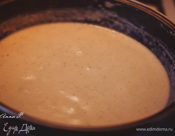 Выливаем молоко, помешивая. Добавляем мускатный орех молотый, соль. И все время помешиваем, чтобы не образовались комочки. Готовим до загустения (консистенция сметаны). 