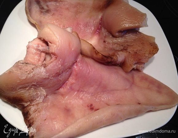 Отваренное ухо обсушить бумажным полотенцем...