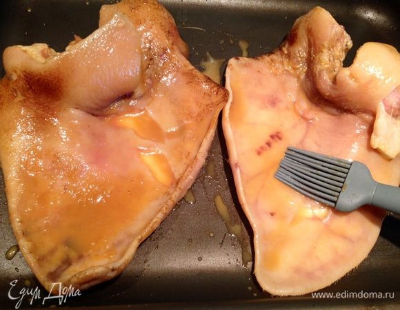 Выложить ухо на противень и хорошо смазать глазурью.