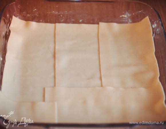 Далее варим листы для лазаньи, варим частями листы по 3 минутки (я отваривала частями для одного слоя, у меня получилось по 5 листов на 1 слой).
Прошло 3 минутки, вытаскиваем аккуратно листы на дуршлаг. Далее на тарелку (я использовала большую плоскую тарелку).