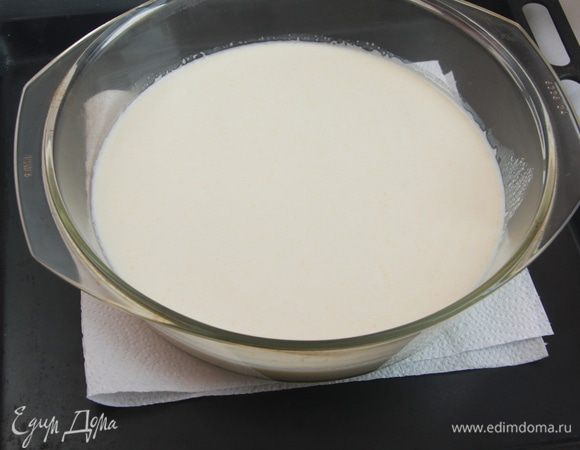 Вылить смесь в форму чуть шире Ø 21см. Форму поставить на бумажное полотенце на противень, налить в противень воды до середины формы.