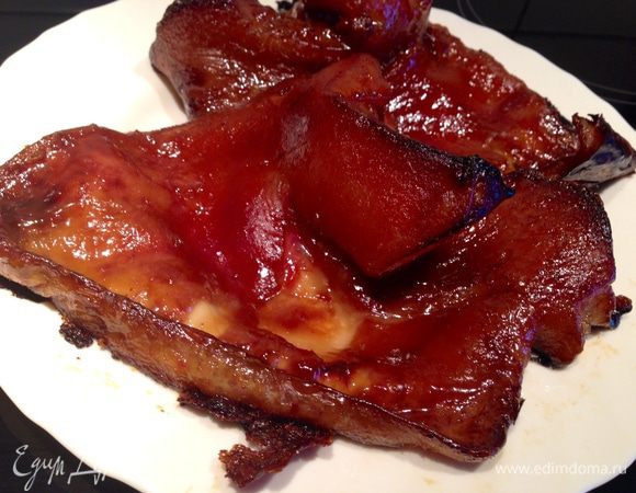 Запекать ухо в разогретой до 180 градусов духовке  примерно 60-70 минут. Каждых 10 минут тщательно смазывать ухо глазурью, для образования золотистой корочки. Подавать горячим. Приятного аппетита!  