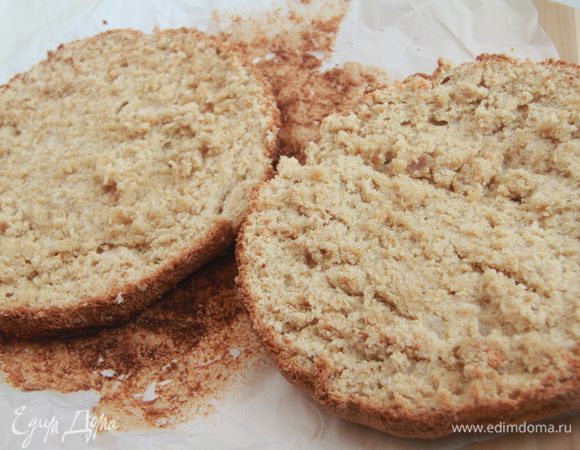 Бисквит остыл, можно разрезать его на два коржа. Мякиш кажется слегка влажным, но это не так, просто он масляный, сочный, мягкий, не требуется даже пропитка!