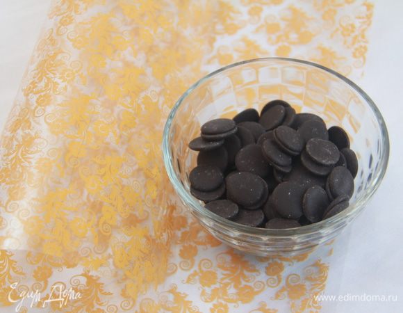 Отмерить шоколадную глазурь и растопить её, например, в микроволновке (я делаю это импульсно, не больше 1 минуты). Переводной лист разрезать на полоски шириной равной высоте торта, это две полоски по 7см. 