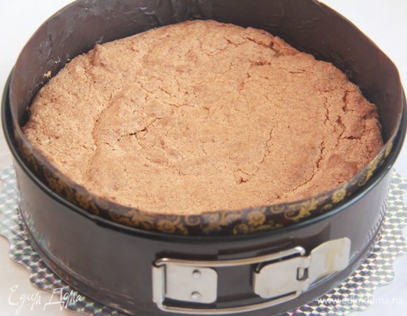 Бока бисквита смазать оставшимся кремом (помните, мы отложили "обрезки" панна котты). На бисквит надеть шоколадную ленту (я подстаховалась ещё и стенками формы).