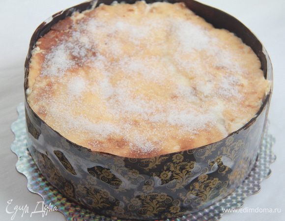 Панна котту достать из морозилки, выложить сверху на бисквит. Убрать торт в холодильник до размораживания панна котты (лучше на ночь).