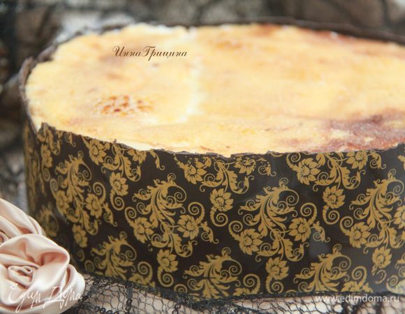 Снять плёнку с переводного листа. Торт готов!