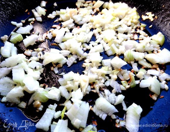 Лук, чеснок измельчить и обжарить в растительном масле.