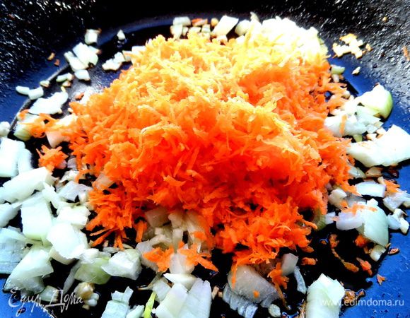 Добавить к ним тёртую морковку.