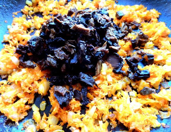 Грибы нарезать и отправить к овощам в сковороду.