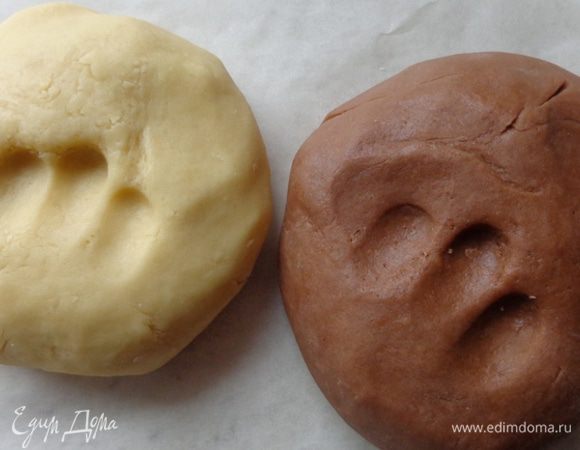 Тесто для пряников можно делать заварным и сырцовым способом. Я делала заварным, т.е. сначала на водяной бане растопила мед и масло, затем в чуть охлажденную массу добавила все ингредиенты. Муку вводила постепенно и перед последним добавлением муки разделила тесто на две части и в одну из них положила столовую ложку какао. Итого в результате у меня получились два колобка: светлый и коричневый.