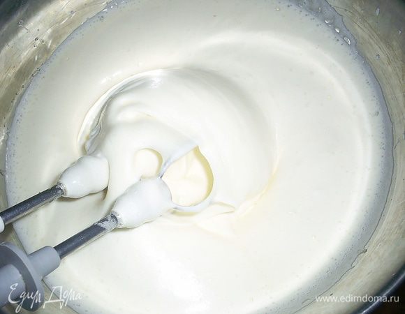Яйца взбиваем с сахаром до загустения и посветления массы. Примерно 10 минут.