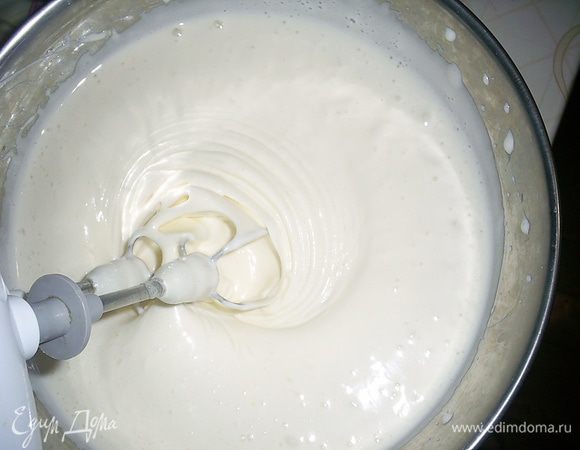 Затем, не прекращая взбивания, добавляем жидкий мед. Если у вас мед густой - предварительно растопите его (желательно на паровой бане). Взбиваем до полной однородности массы.