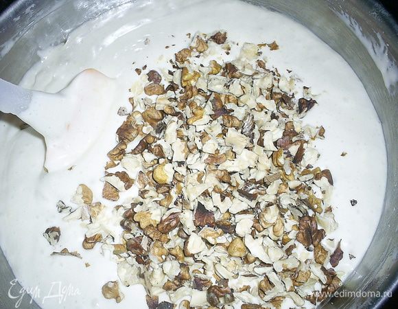 Затем в три приема добавляем просеянную с разрыхлителем муку и каждый раз аккуратно перемешиваем тесто лопаткой. Затем всыпаем рубленые орехи и перемешиваем.