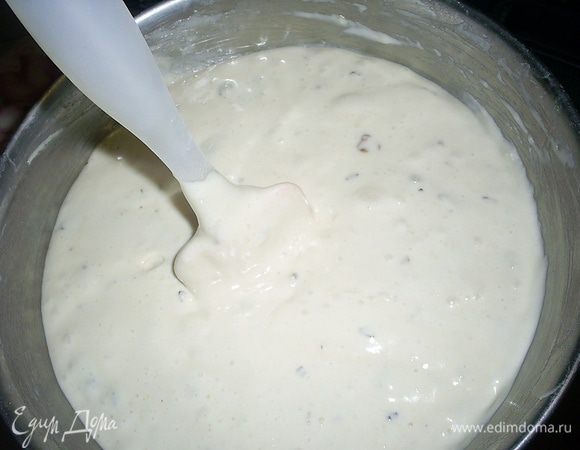 Тесто получается довольно густое, лопатка в нем медленно падает.