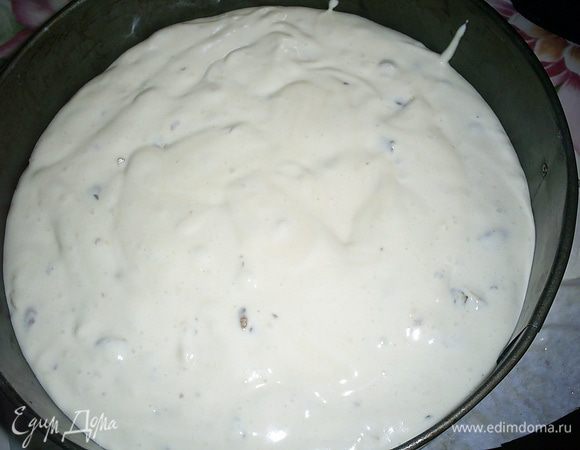 Перекладываем тесто в форму диаметром 23-26 см и выпекаем в разогретой до 180 градусов духовке 35-50 минут. Точное время выпекания зависит от диаметра формы (чем он меньше, тем дольше будет пропекаться бисквит) и от особенностей вашей духовки. Дно формы я выстилаю пергаментом, бортики не смазываю.