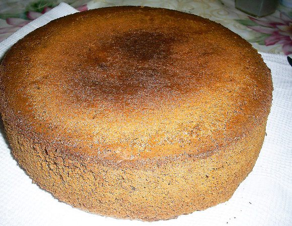 Готовому бисквиту дать полностью остыть в форме и лишь затем освободить его от формы, проводя ножом вдоль бортиков.