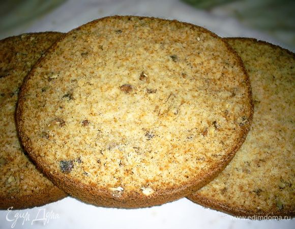 Бисквит получается высокий. В форме диаметром 23 см его высота примерно 7 см. Он хорошо разрезается на нужное количество коржей острым тонким ножом. Можно употреблять просто так с молоком или чаем. А можно на его основе создать непревзойденные кулинарные шедевры.
Приятного аппетита!!!