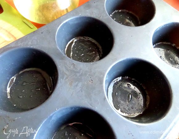 Для будущих корзиночек взяла силиконовую форму для кексов, смазала обильно маслом.
