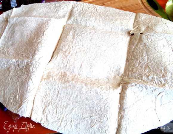 Начинаем кроить из лаваша...У меня овальный,размером 38 см на 68 см.