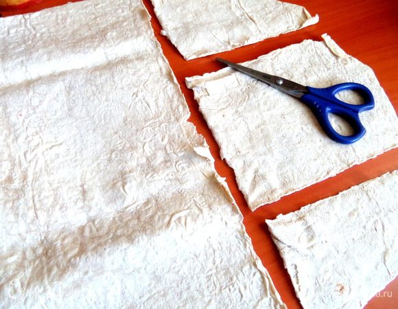 Отстригаем по сгибу квадратики...