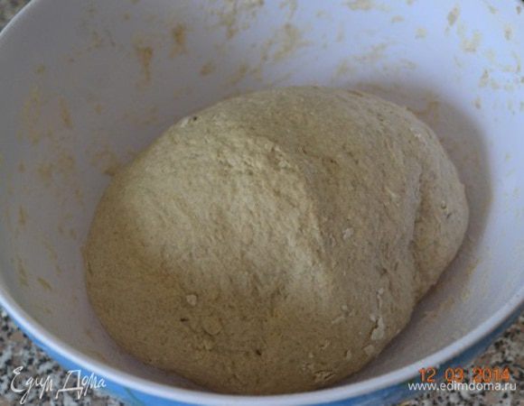 Прошу меня извинить, но тут я забыла делать пошаговые снимки... Но тесто очень простое, думаю все будет ясно и так.
Для теста: молоко и воду соединить и чуточку подогреть. Оба вида муки, дрожжи и соль соединить в миске для замеса теста.
К муке влить подогретую жидкость, замесить мягкое, нелипнущее к рукам тесто, накрыть и оставить в тепле на 1 час.