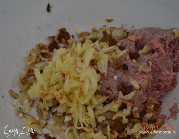 Яблоко очистить от кожуры и натереть на крупной терке. Добавить к фаршу.