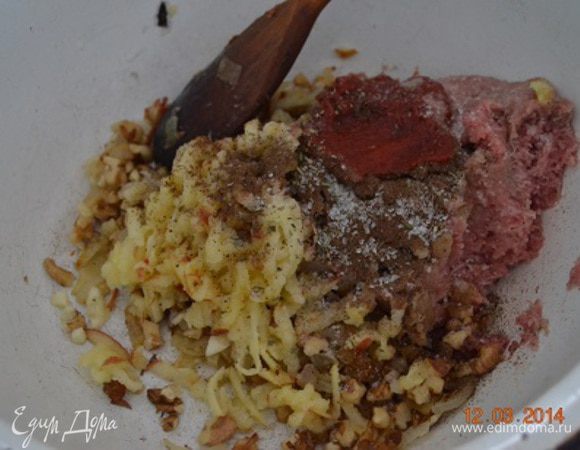 Теперь добавить томатную пасту (желательно покислее), давленый через пресс чеснок, соль, перец, сушеный розмарин и натертую цедру лимона...