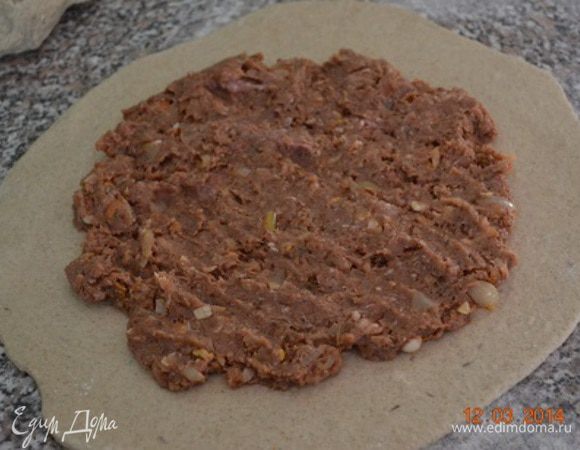 Тесто делим на 2 части. Раскатываем каждую в тонкий пласт.
На одну кладем подготовленую начинку.