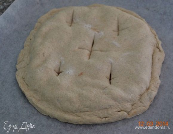 Накрываем вторым пластом и тщательно скрепляем края. Лишнее тесто по краям обрезаем. Ножом прорезаем несколько отверстий для выхода пара. 
Сформированный пирог кладем на  застеленный пергаментной бумагой противень и даем немного отдохнуть, минут 15. Смазываем яйцом.