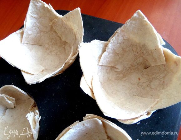 В любом случае нужно несколько слоёв сделать, т. к. лаваш в духовке сильно высыхает.