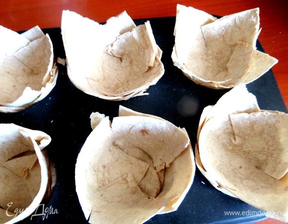 Я на дно ещё по кусочкам лаваш положила для прочности.