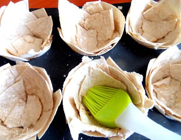 Смазываем корзиночки обильно растительным маслом,а ещё лучше  -каждый слой, будут по вкусу совсем как слоеные!