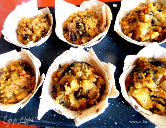 Остатки распределяем уже горкой. Выпекаем при среднем жаре около получаса, пока не поджарится лаваш.