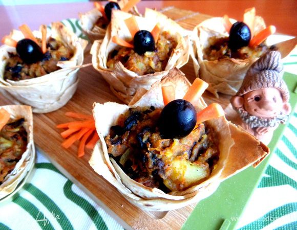 Украшаем каждую оливкой и морковкой.