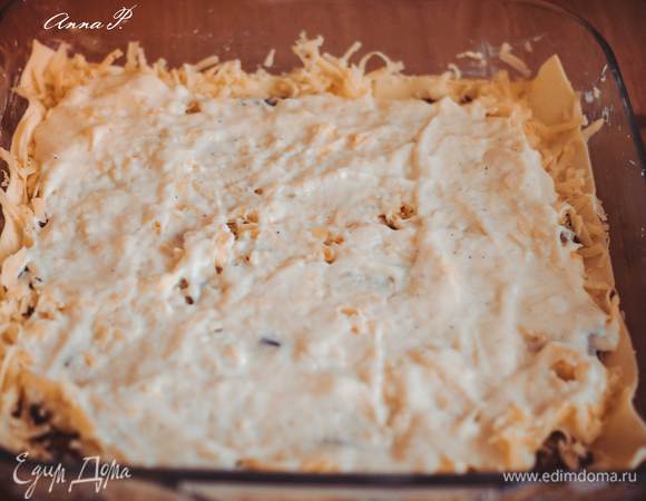 Начинаем укладывать в форму: 
1-ый слой: Смазываем форму(я использовала стеклянный противень) сливочным маслом, выкладываем листы (отваренные)  друг на друга внахлест 0,5 см. Выкладываем обжаренные грибы, поверх грибов выкладываем наш соус Бешамель (тонким слоем), посыпаем сыром Гауда. 