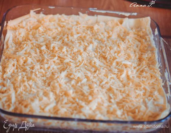 3-ий слой (последний слой): на выложенные листы выкладываем оставшийся соус Бешамель, равномерно размазываем по всей поверхности. Сверху обильно посыпаем Российским сыром. 