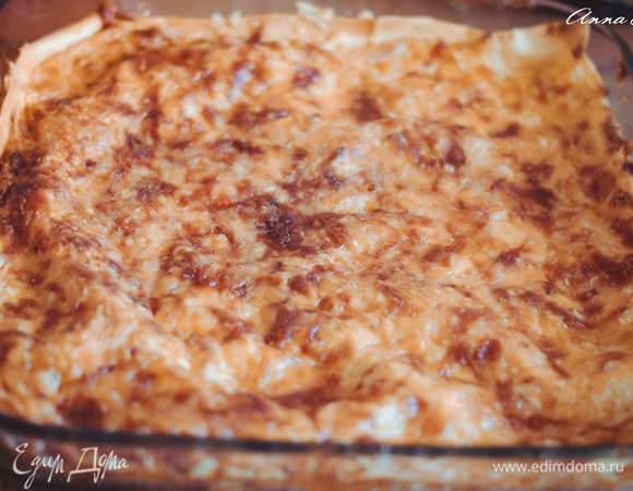 Ставим в предварительно разогретую духовку до 180 градусов на 30-40 минут.
После того, как достали нашу лазанью, даем ей постоять 20-30 минут, чтобы сыр не растекался. 