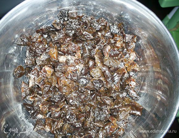 
Чернослив заливаем кипятком. Через 10-15 минут воду сливаем (чем тверже чернослив, тем дольше его держим в кипятке), промываем чернослив и режем на мелкие кусочки.