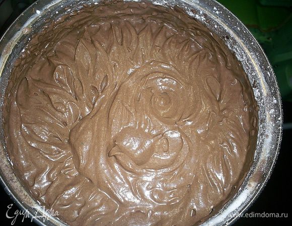 Сметану с поломанным на кусочки шоколадом ставим на средний огонь и, постоянно помешивая, ждем, пока шоколад полностью растопится. Затем хорошо охлаждаем нашу смесь. Взбиваем охлажденную сметану с шоколадом до увеличения в объеме и получения рельефного рисунка от венчиков миксера. В готовый крем добавляем коньяк. Попробуйте крем на вкус. Если шоколад у вас горький, может дополнительно понадобиться добавить сахарную пудру по вашему вкусу. Тогда крем еще раз нужно взбить, но не перестарайтесь. 