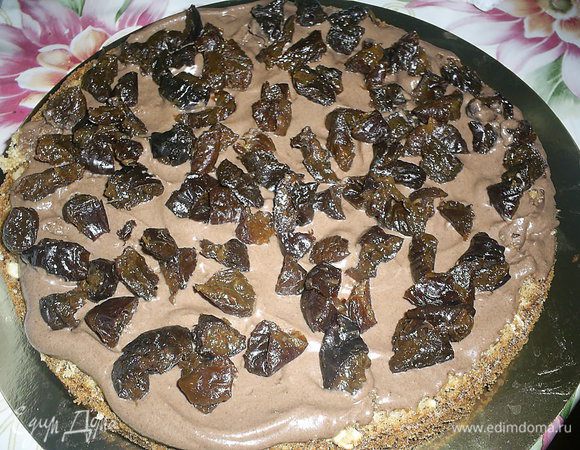 ...и посыпаем нарезанным черносливом.