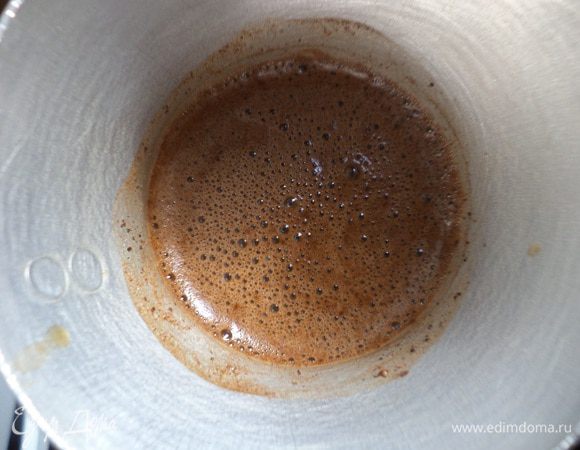 Залить водой, поставить турку на медленный огонь и дождаться появления первых пузырьков. 
