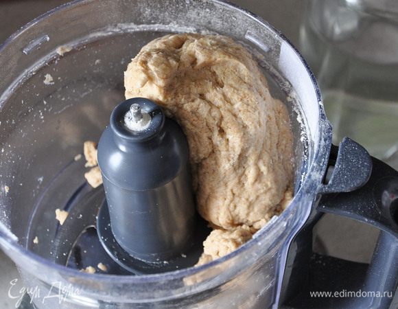 Влить в кухонный комбайн воду, масло. Просеять муку и разрыхлитель, посолить. Замесить тесто.  Положить в хол-к на 30 минут.