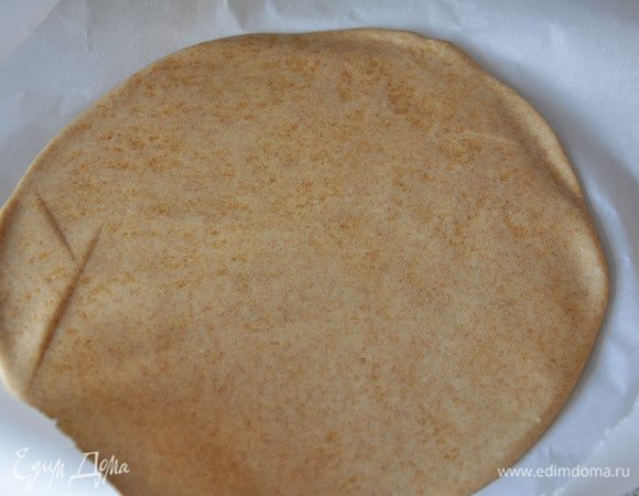 На пергаменте раскатать тесто (предварительно присыпать немного пергамент мукой).