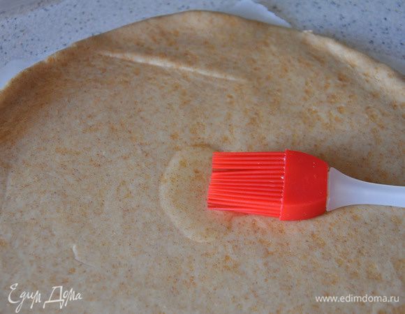 Смазать тесто оливковым маслом.