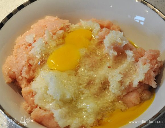 Филе пропустить через мясорубку вместе с луком и замоченным в воде хлебом. Посолить, вбить яйца. Хорошо перемешать. Отставить минут на 15-20.